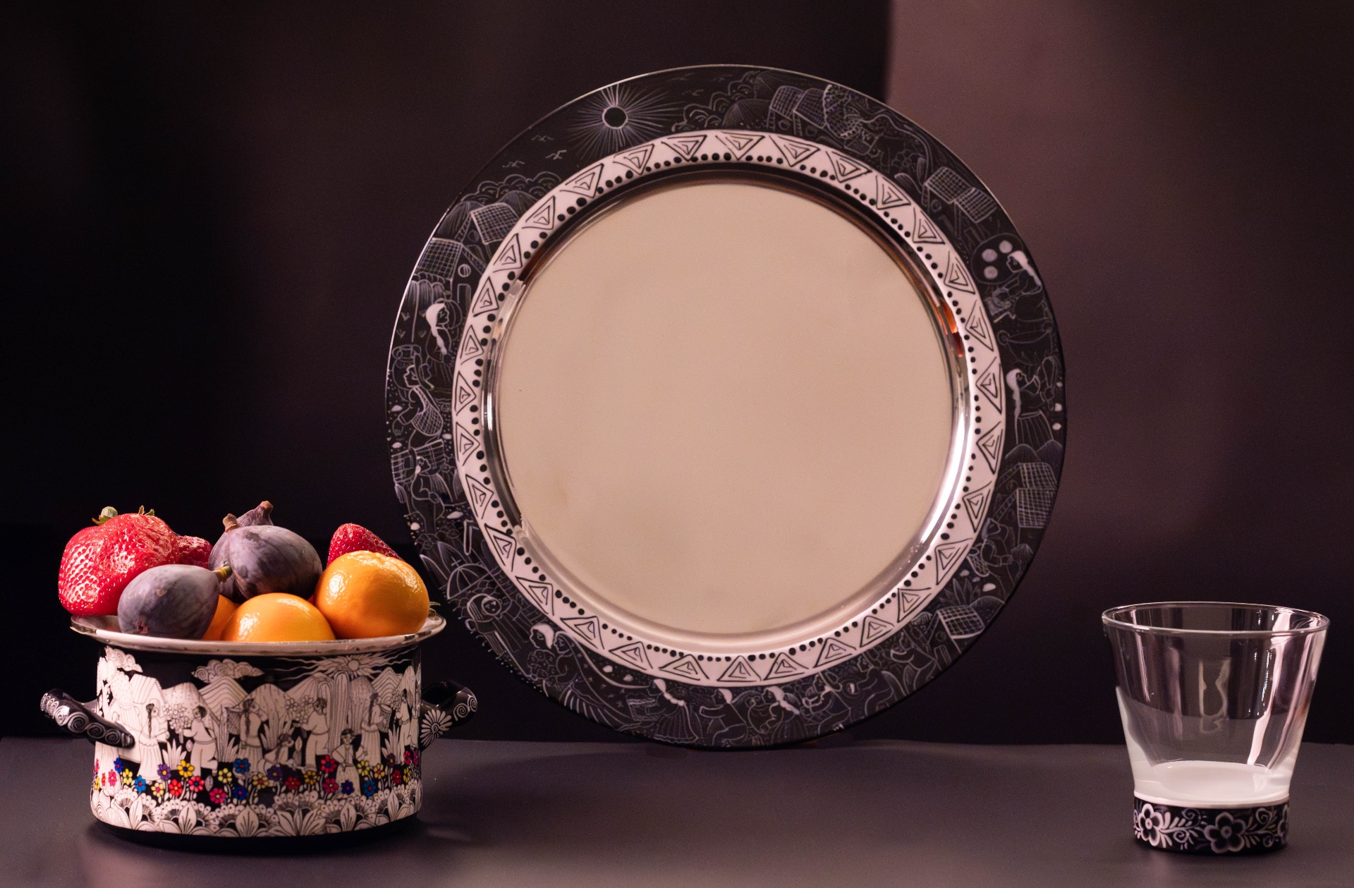 Bajo plato — escenas pintadas a mano