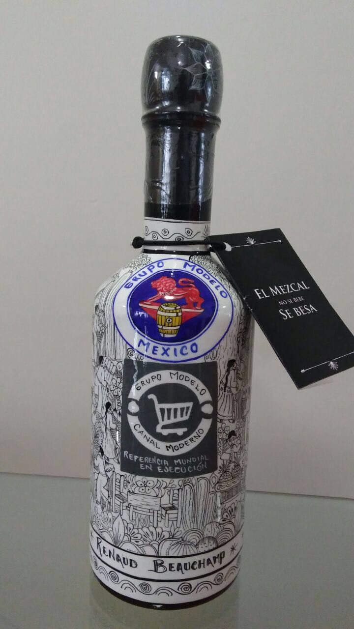 Botella de mezcal personalizada para Grupo Modelo