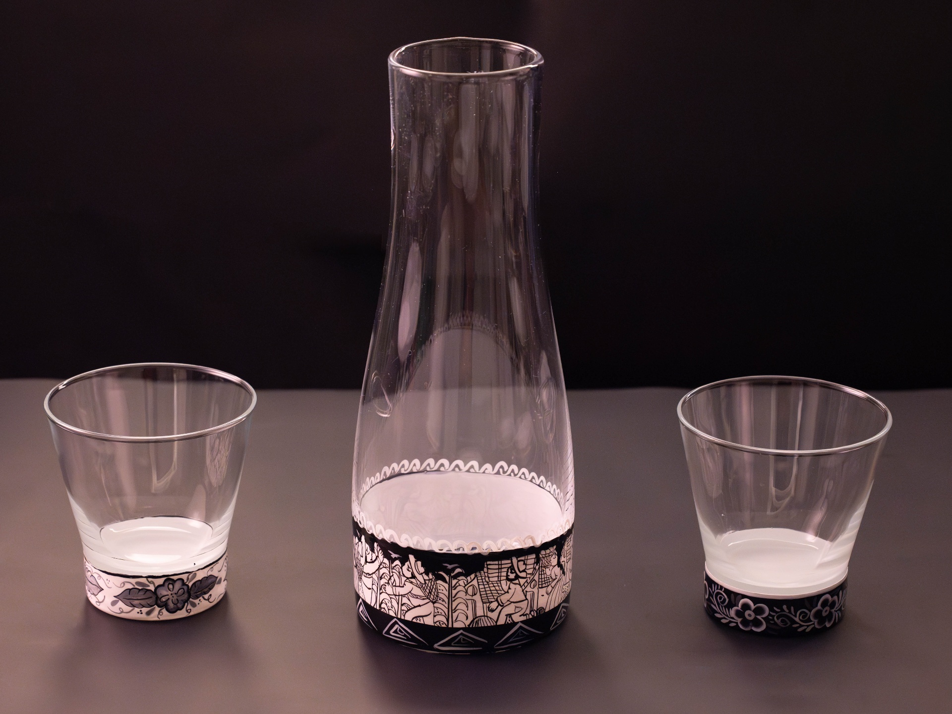 Jarra y vasos — pintados a mano
