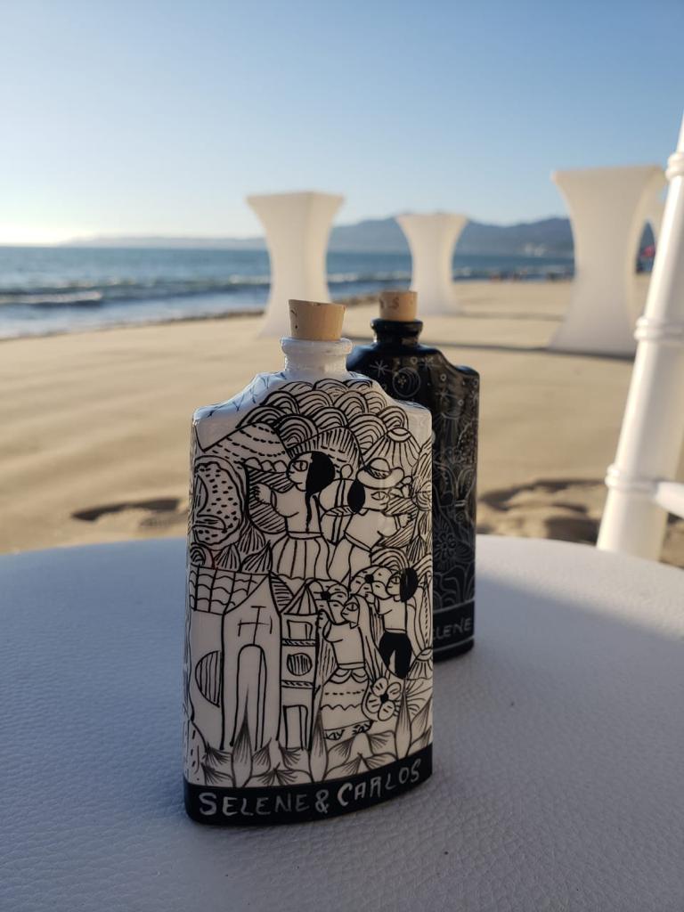 Botellas personalizadas Selene & Carlos — boda en la playa